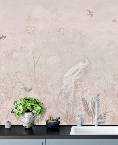 Ljusrosa bleka vintage tapeter i en chinoiserie stil med mjuka grownig vinstockar och vita kranfåglar och påfåglar Ljusrosa bleka vintage tapeter i en chinoiserie stil med mjuka grownig vinstockar och vita kranfåglar och påfåglar