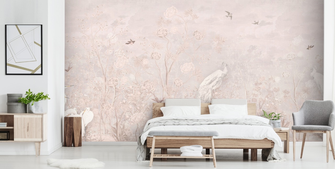 Lichtroze vervaagd vintage behang in chinoiserie-stijl met zachtgroeiende wijnstokken en witte kraanvogels en pauwen