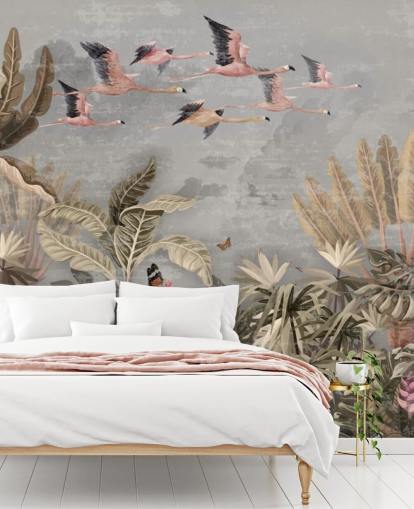 Beige og grønne palmer og jungle træer med lyserøde blomster, flyvende pink flamingo med en grå himmel tapet Beige og grønne palmer og jungle træer med lyserøde blomster, flyvende pink flamingo med en grå himmel tapet