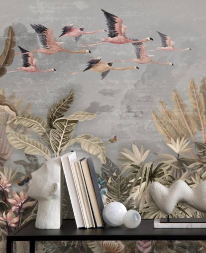 Palmiers beiges et verts et arbres de la jungle avec des fleurs roses, papier peint de flamants roses volants avec un ciel gris Palmiers beiges et verts et arbres de la jungle avec des fleurs roses, papier peint de flamants roses volants avec un ciel gris