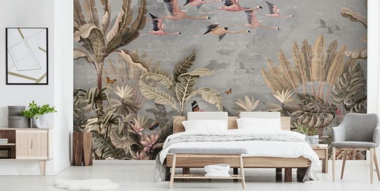 Beige och gröna palmer och djungelträd med rosa blommor, flygande rosa flamingo med en grå himmel tapet