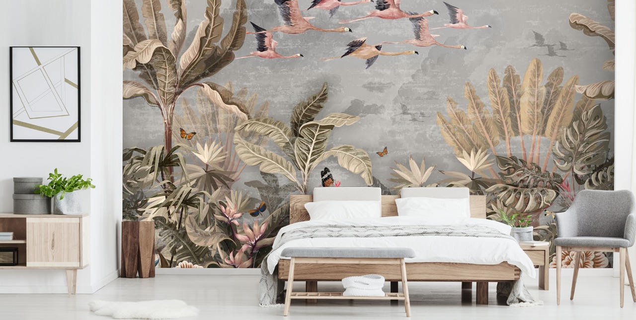 Papel pintado de palmeras y árboles selváticos de color beige y verde con flores rosas, flamencos rosados voladores con un cielo gris Papel pintado de palmeras y árboles selváticos de color beige y verde con flores rosas, flamencos rosados voladores con un cielo gris