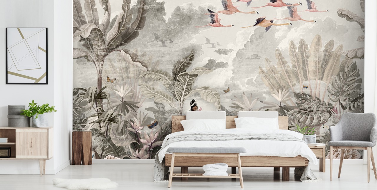 Papier peint de palmiers verts discrets et d'arbres de la jungle avec des fleurs rose clair et des flamants roses volants Papier peint de palmiers verts discrets et d'arbres de la jungle avec des fleurs rose clair et des flamants roses volants