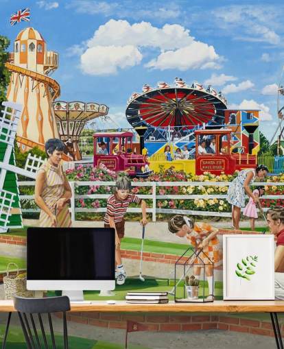 Farbenfrohes Festgelände mit einer Familie beim Minigolf Farbenfrohes Festgelände mit einer Familie beim Minigolf