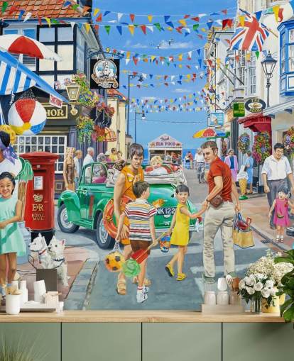 Farbenfrohe Hauptstraße am Meer mit Bannern, Geschäften und Wimpelketten Farbenfrohe Hauptstraße am Meer mit Bannern, Geschäften und Wimpelketten