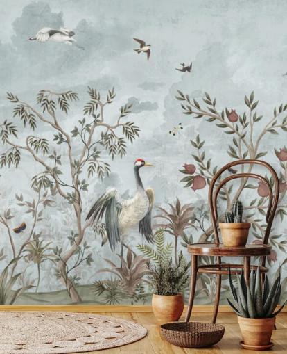 Ciel bleu à l'aquarelle avec des arbres et des vignes en croissance, des roses rose foncé, des oiseaux volants et des aigrettes blanches et bleues sur un papier peint de style chinoiserie Ciel bleu à l'aquarelle avec des arbres et des vignes en croissance, des roses rose foncé, des oiseaux volants et des aigrettes blanches et bleues sur un papier peint de style chinoiserie