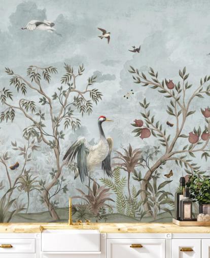 Céu azul em aquarela com árvores e videiras em crescimento com rosas rosa escuras, pássaros voadores e garças brancas e azuis em um papel de parede estilo chinoiserie Céu azul em aquarela com árvores e videiras em crescimento com rosas rosa escuras, pássaros voadores e garças brancas e azuis em um papel de parede estilo chinoiserie