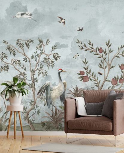 Céu azul em aquarela com árvores e videiras em crescimento com rosas rosa escuras, pássaros voadores e garças brancas e azuis em um papel de parede estilo chinoiserie Céu azul em aquarela com árvores e videiras em crescimento com rosas rosa escuras, pássaros voadores e garças brancas e azuis em um papel de parede estilo chinoiserie