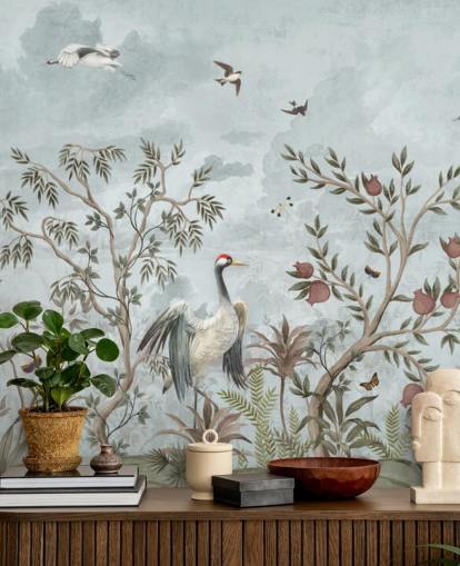 Blå, akvarellhimmel med växande träd och vinstockar med mörkrosa rosor, flygande fåglar och vita och blå ägretfåglar i en chinoiseriestil tapet Blå, akvarellhimmel med växande träd och vinstockar med mörkrosa rosor, flygande fåglar och vita och blå ägretfåglar i en chinoiseriestil tapet