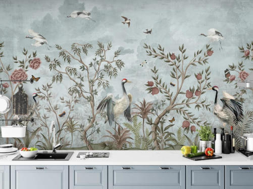 Blauer, aquarellfarbener Himmel mit wachsenden Bäumen und Weinreben mit dunkelrosa Rosen, fliegenden Vögel und weißen und blauen Reihervögeln in einer Tapete im Chinoiserie-Stil