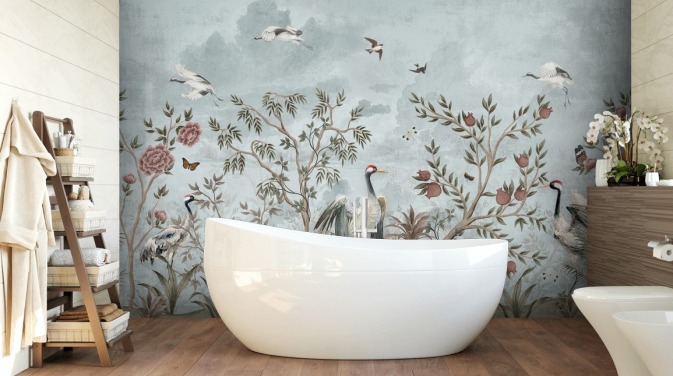 Blå, akvarell himmel med voksende trær og vinstokker med mørk rosa roser, flygende fugler og hvite og blå egret fugler i en chinoiserie stil tapet