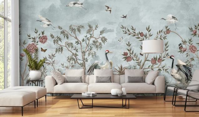 Blå, akvarell himmel med voksende trær og vinstokker med mørk rosa roser, flygende fugler og hvite og blå egret fugler i en chinoiserie stil tapet