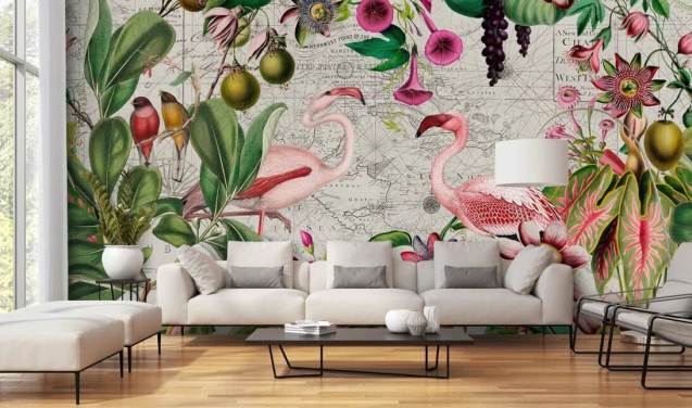 Hellgrauer Hintergrund mit leuchtend grünen tropischen Blättern, rosa Blumen und rosafarbener Flamingo-Tapete