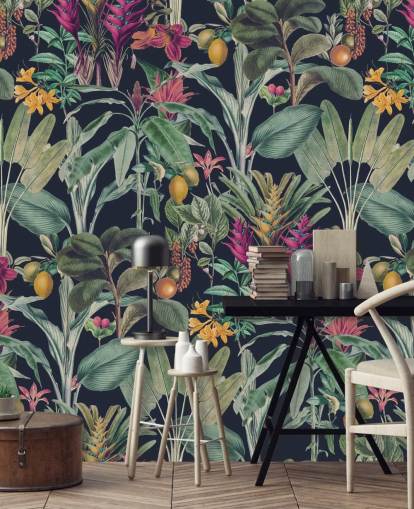 Fundo azul escuro com folhas tropicais verdes suaves e papel de parede de flores tropicais roxas Fundo azul escuro com folhas tropicais verdes suaves e papel de parede de flores tropicais roxas