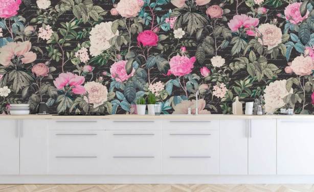 Mørk grå bakgrunn med store hvite og rosa blomster sammen med Skriften tapet