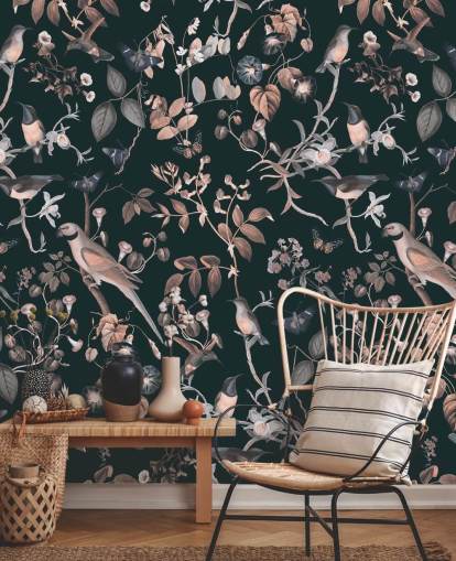 Mörk bakgrund med beige och vita vinstockar och fåglar tapeter Mörk bakgrund med beige och vita vinstockar och fåglar tapeter