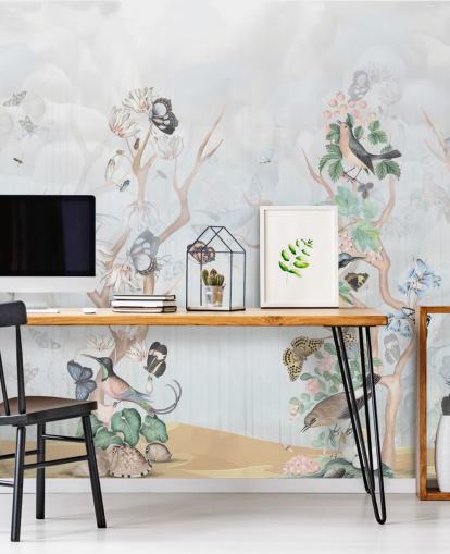 Lichtblauwe achtergrond met bomen in chinoiserie-stijl met vogels en vlinders Lichtblauwe achtergrond met bomen in chinoiserie-stijl met vogels en vlinders