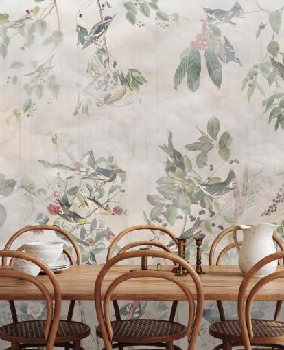 Crèmekleurige achtergrond met verschillende groene wijnstokken, vogels en rode bessen Crèmekleurige achtergrond met verschillende groene wijnstokken, vogels en rode bessen