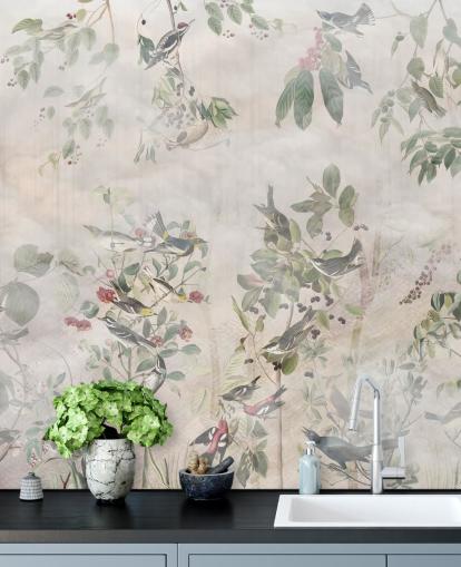 Grädde bakgrund med olika gröna vinstockar, fåglar och röda bär Grädde bakgrund med olika gröna vinstockar, fåglar och röda bär