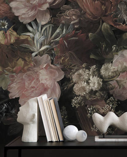 Schwarzer Hintergrund mit realistischen und großen weißen und rosa Blumen Schwarzer Hintergrund mit realistischen und großen weißen und rosa Blumen