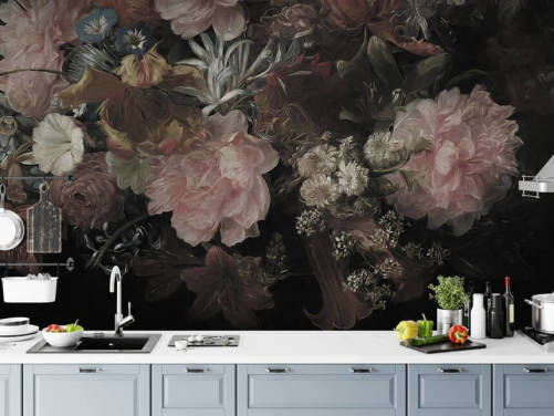 Svart bakgrunn med realistiske og store hvite og rosa blomster