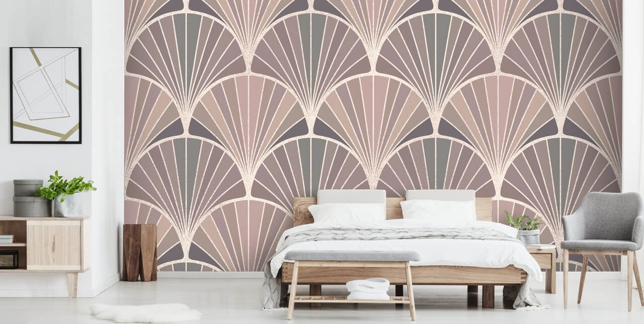 zachtroze en crèmekleurig behang in art deco-stijl