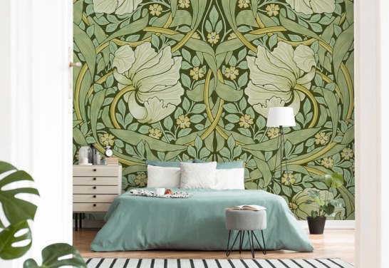 saliegroen behang met bloemenpatroon