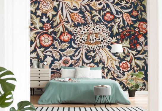 marinblå och röd blommönstrad tapet av William Morris