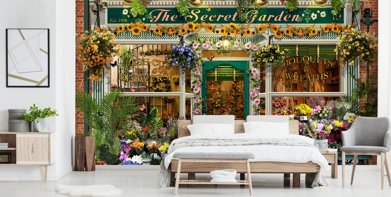 kleurrijk gevelbehang op maat genaamd The Secret Garden van Garry Walton voor verzorgingstehuizen