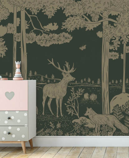 dunkelgrüne Waldtapete namens Monochrome Forest - Vintage Green von Kikki Belle für Kinderzimmer und Kinderzimmer dunkelgrüne Waldtapete namens Monochrome Forest - Vintage Green von Kikki Belle für Kinderzimmer und Kinderzimmer