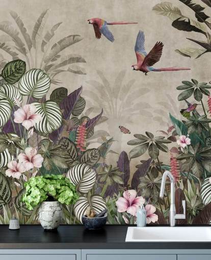 beige papukaijatapetti nimeltä Parrot Jungle Flight Wallsaucessa makuuhuoneisiin, kylpyhuoneisiin ja olohuoneisiin beige papukaijatapetti nimeltä Parrot Jungle Flight Wallsaucessa makuuhuoneisiin, kylpyhuoneisiin ja olohuoneisiin