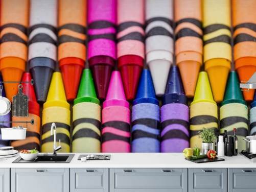 Tapete mit Buntstiften in Regenbogenfarben