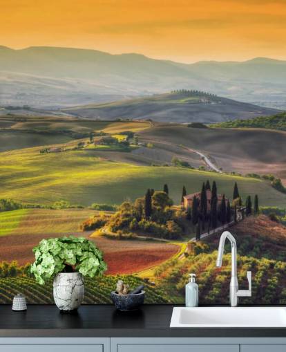 Toscane landschap in het warme avondbehang Toscane landschap in het warme avondbehang