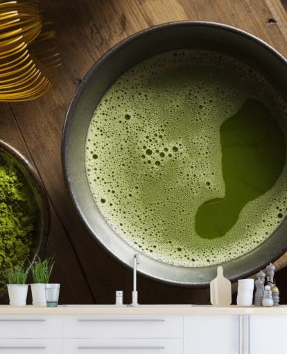 Grüner Matcha-Tee in einer Schüssel, Matcha-Pulver und Schneebesen Grüner Matcha-Tee in einer Schüssel, Matcha-Pulver und Schneebesen