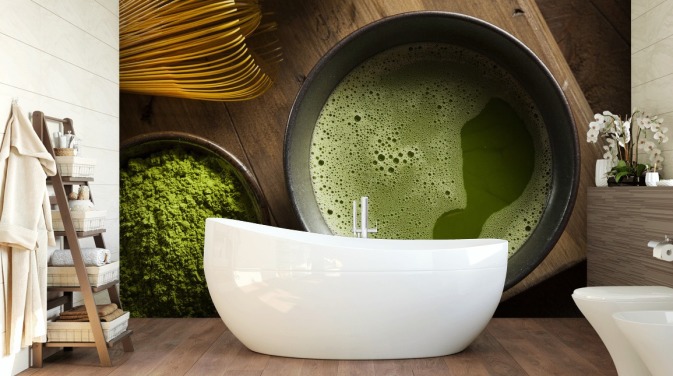 Grüner Matcha-Tee in einer Schüssel, Matcha-Pulver und Schneebesen
