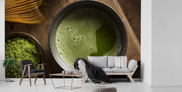Té verde matcha en un tazón, polvo de matcha y papel tapiz de batidor