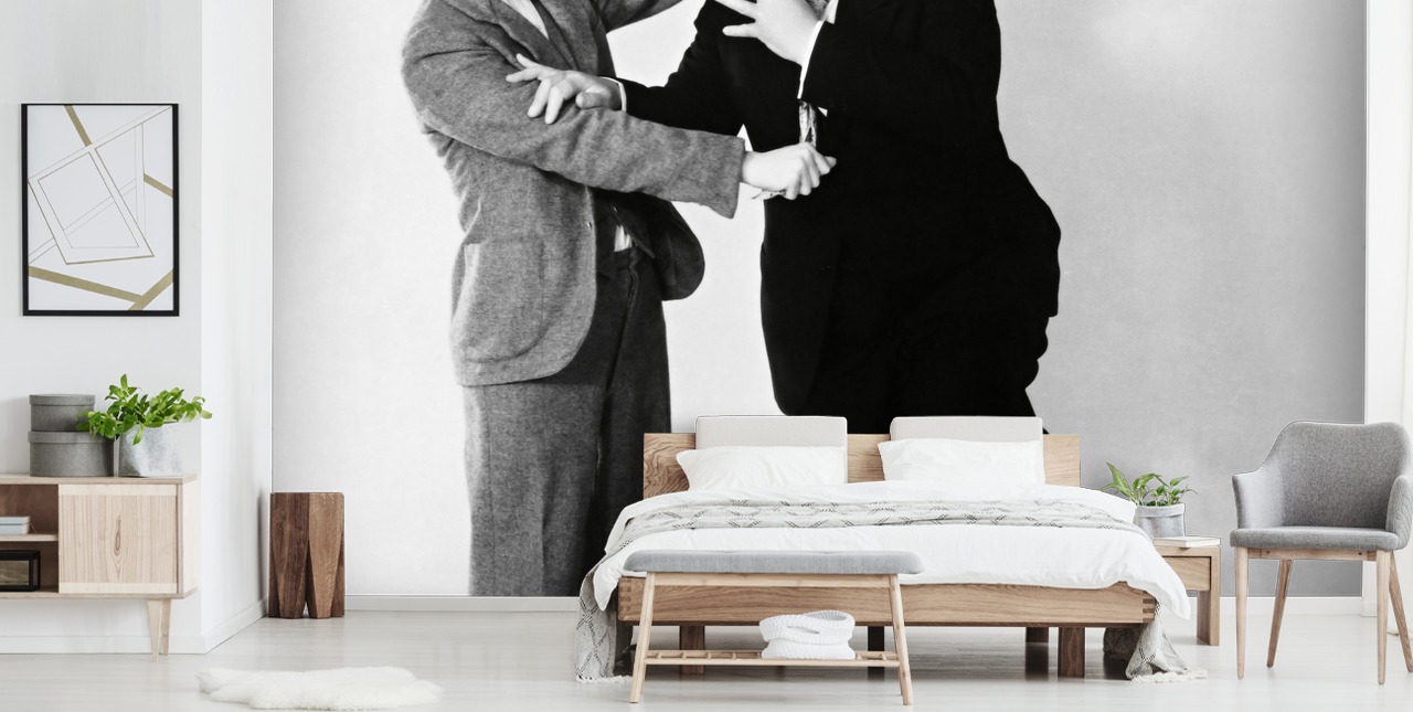 schwarz-weiße Stummfilm-Tapete namens Laurel and Hardy für Häuser und Unternehmen