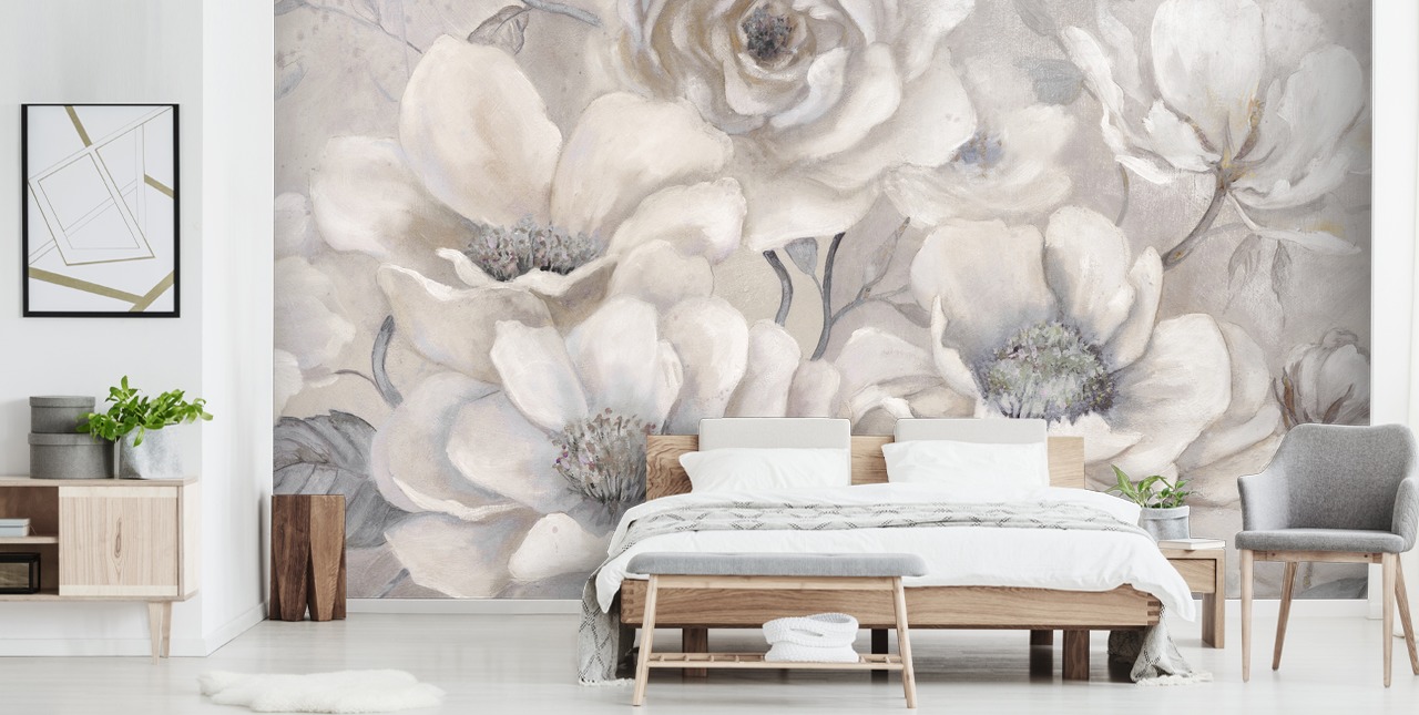 weiße Blumentapete namens Full Pewter Blooms von Carol Robinson für Schlafzimmer und Wohnzimmer