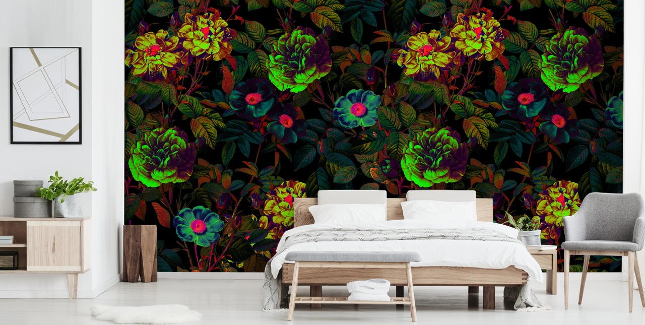 Neonblumentapete namens Neon Night Garden von Burcu Korkmazyurek für Schlafzimmer, Wohnzimmer und Badezimmer