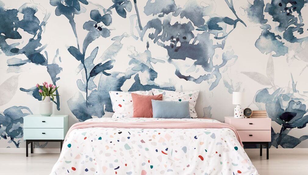 blaue Aquarell-Blumentapete von Carol Robinson im Schlafzimmer