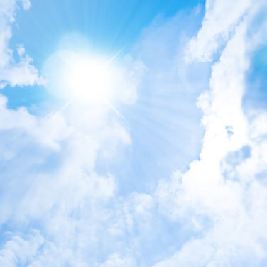 blå og hvit himmel tapet veggmaleri kalt Sunlight Through Clouds for soverom, stuer og hjemmekontorer
