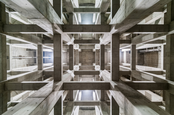 Grijze betonnen 3D-plafondmuurschildering